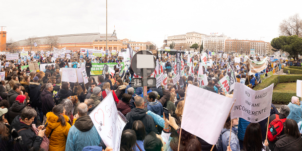 Concentración veterinarios frente al Ministerio de Agricultura, Pesca y Alimentación por una regulación justa de medicamentos